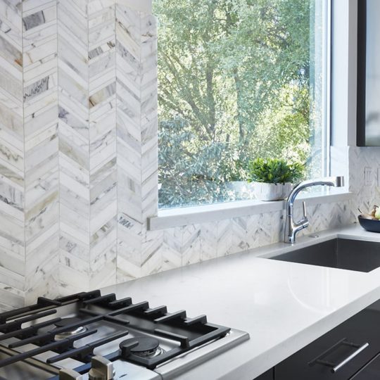 Chevron Calacatta Polished Pattern, Large Mesh