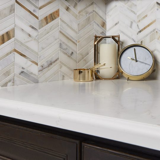 Chevron Calacatta Polished Pattern, Large Mesh
