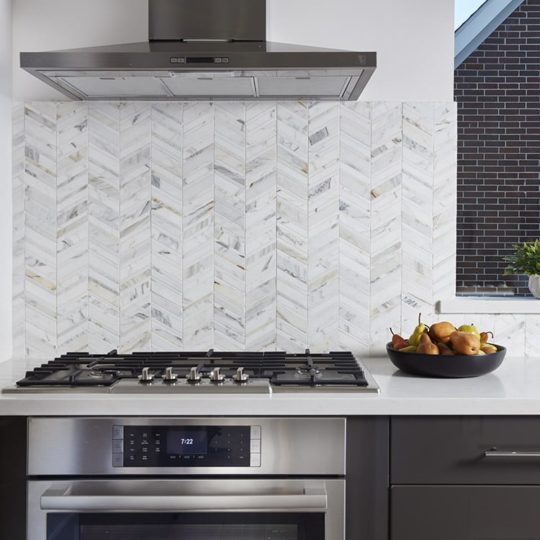 Chevron Calacatta Polished Pattern, Large Mesh
